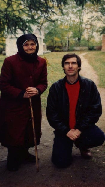 La anciana en el cementerio