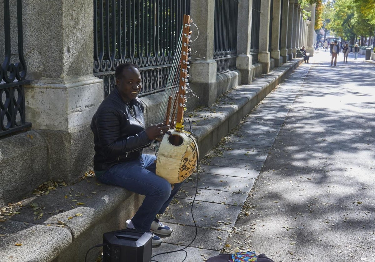 Músico callejero en la verja del Botánico