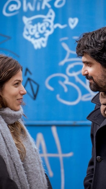 Iria del Río y Francesco Carril, en una escena de la serie de Sorogoyen