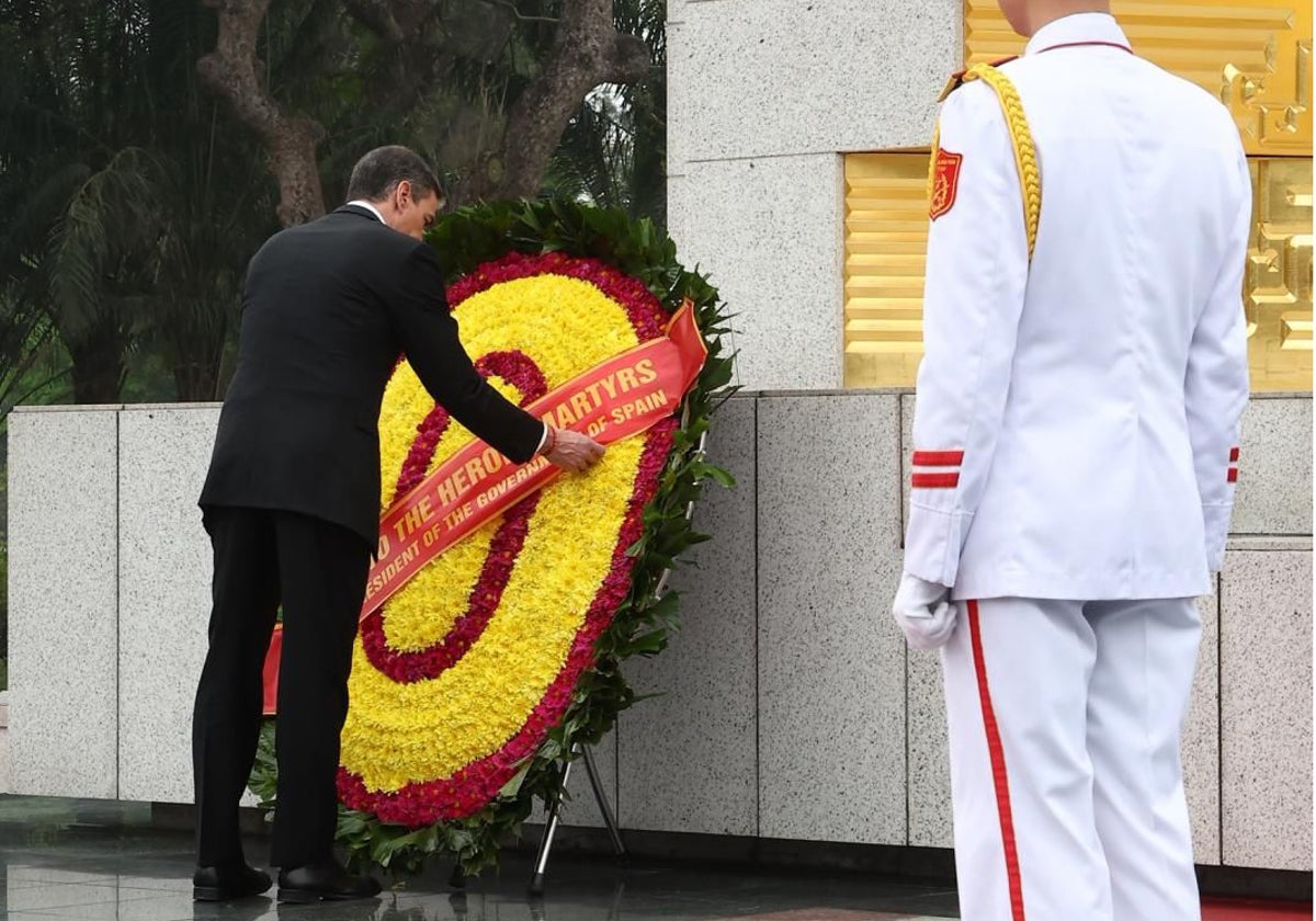 El presidente del Gobierno Pedro Sánchez coloca una corona de flores en la tumba de Ho Chi Minh
