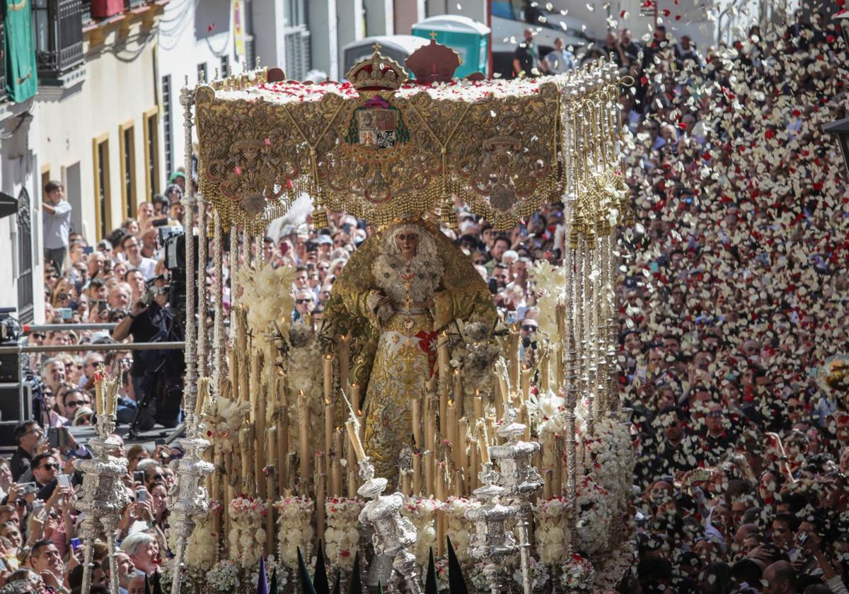 El palio de la Virgen de la Esperanza Macarena, al su paso por la calle Escoberos de regreso a la basílica