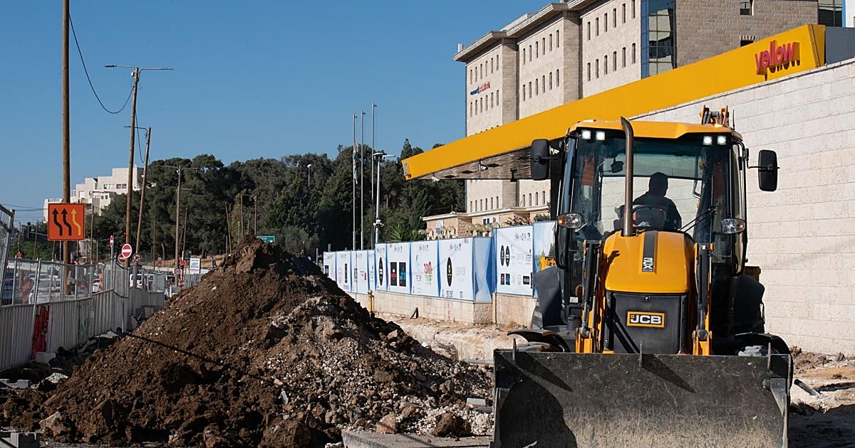 ¿Quién está parado en la construcción?