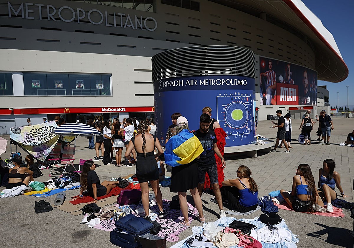 Asistentes al primer concierto de Aitana, a las puertas del Metropolitano
