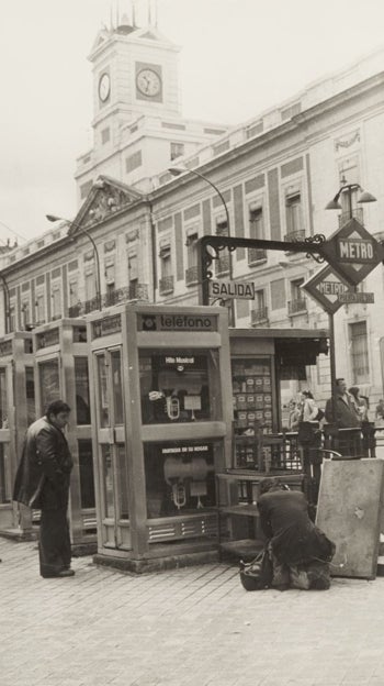 Cabinas de teléfono público, en la Puerta del Sol, en 1980