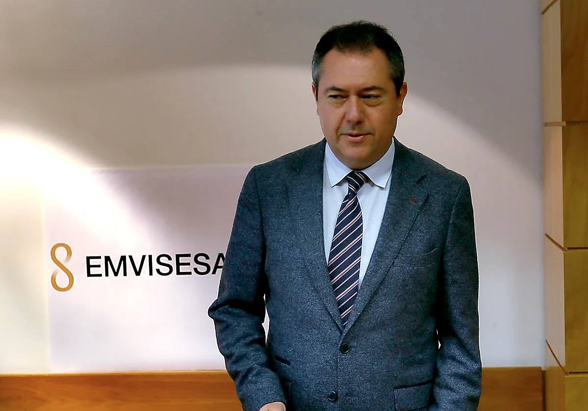 Espadas, en su etapa como alcalde de Sevilla, en la sede de Emvisesa en 2016