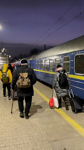 Viajeros con su equipaje en la estación de tren de Kiev