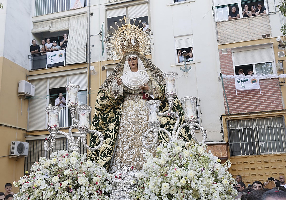 La Esperanza de Triana pasando por la calle Madre amable, en Las Letanías