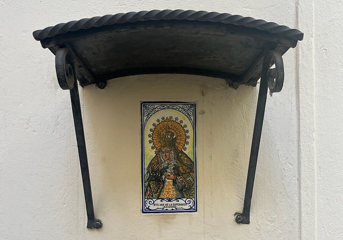 Allí, en un rincón, asomaba, inexplicable, la Esperanza Macarena