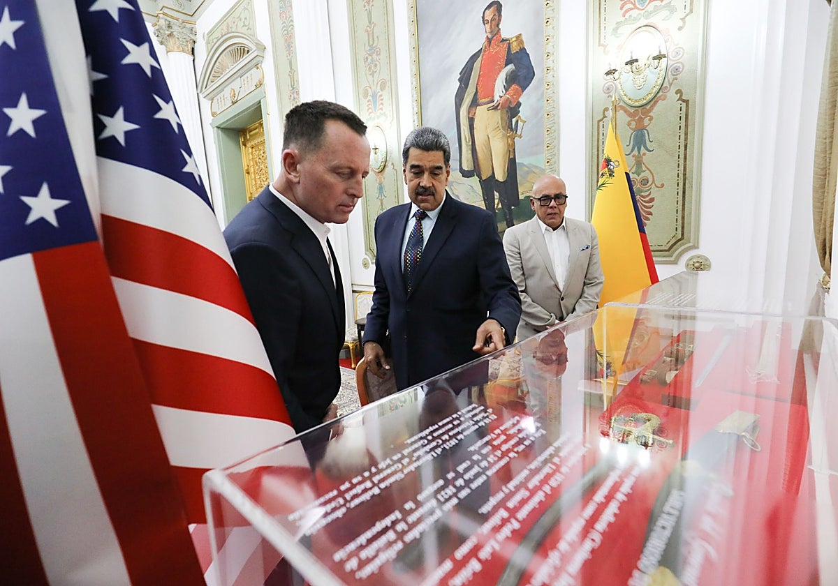 Nicolás Maduro (d) junto al enviado especial del presidente de Estados Unidos Donald Trump, Richard Grenell, en enero de hace un año