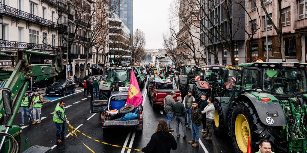 Un tractor en la Castellana lo explica todo