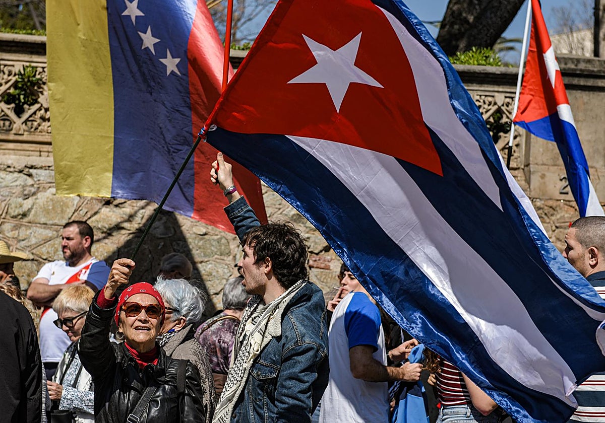 Concentración en Barcelona en apoyo a Cuba