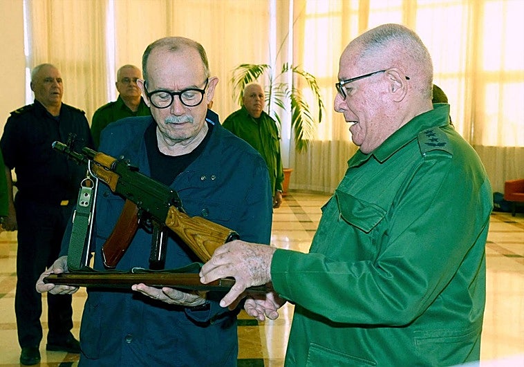 Silvio Rodríguez con un rifle AKM en Cuba