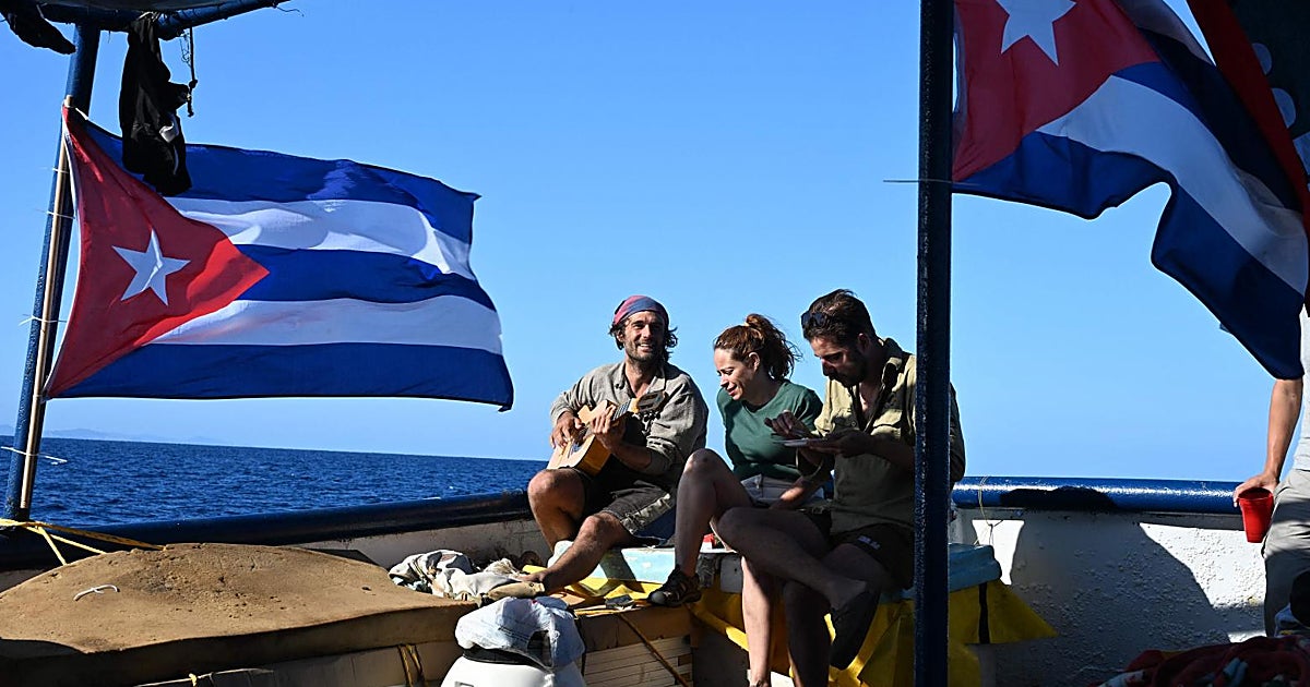 La Cuba llorada: puño en alto, bragueta bajada