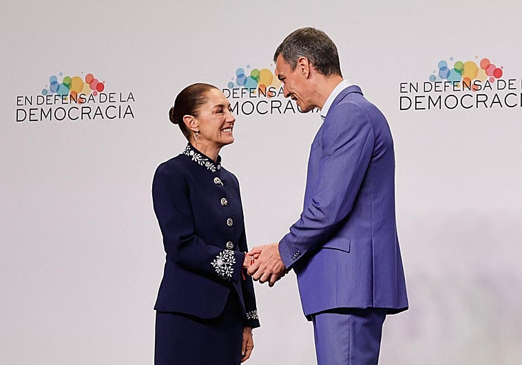 Claudia Sheinbaum saluda a Pedro Sánchez, en el 'Encuentro en Defensa de la Democracia'