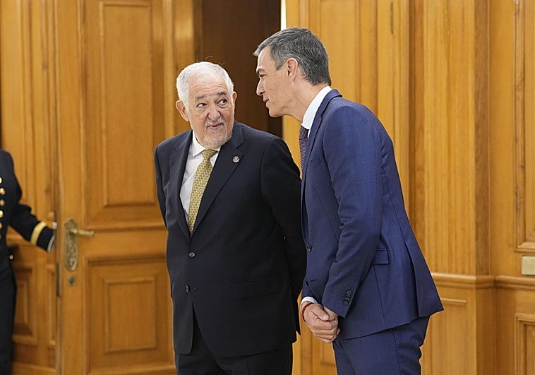 Pumpido rompe el bloqueo del Congreso