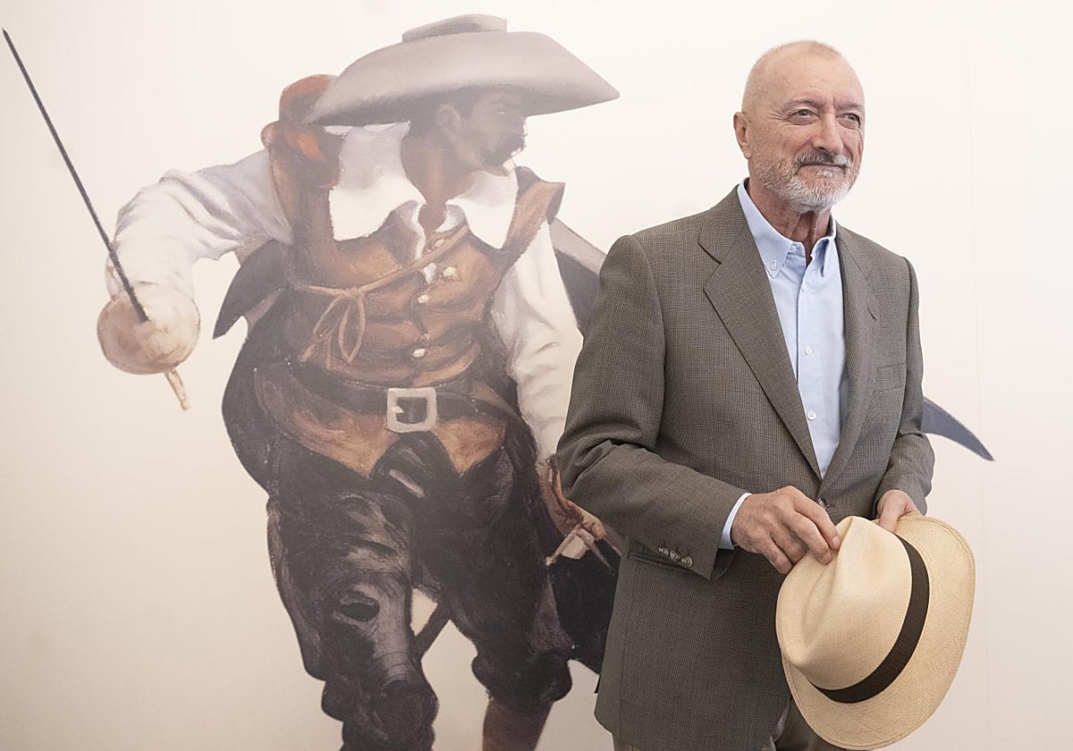 El escritor y académico Arturo Pérez Reverte presenta su libro 'Misión en París'. Capitán Alatriste
