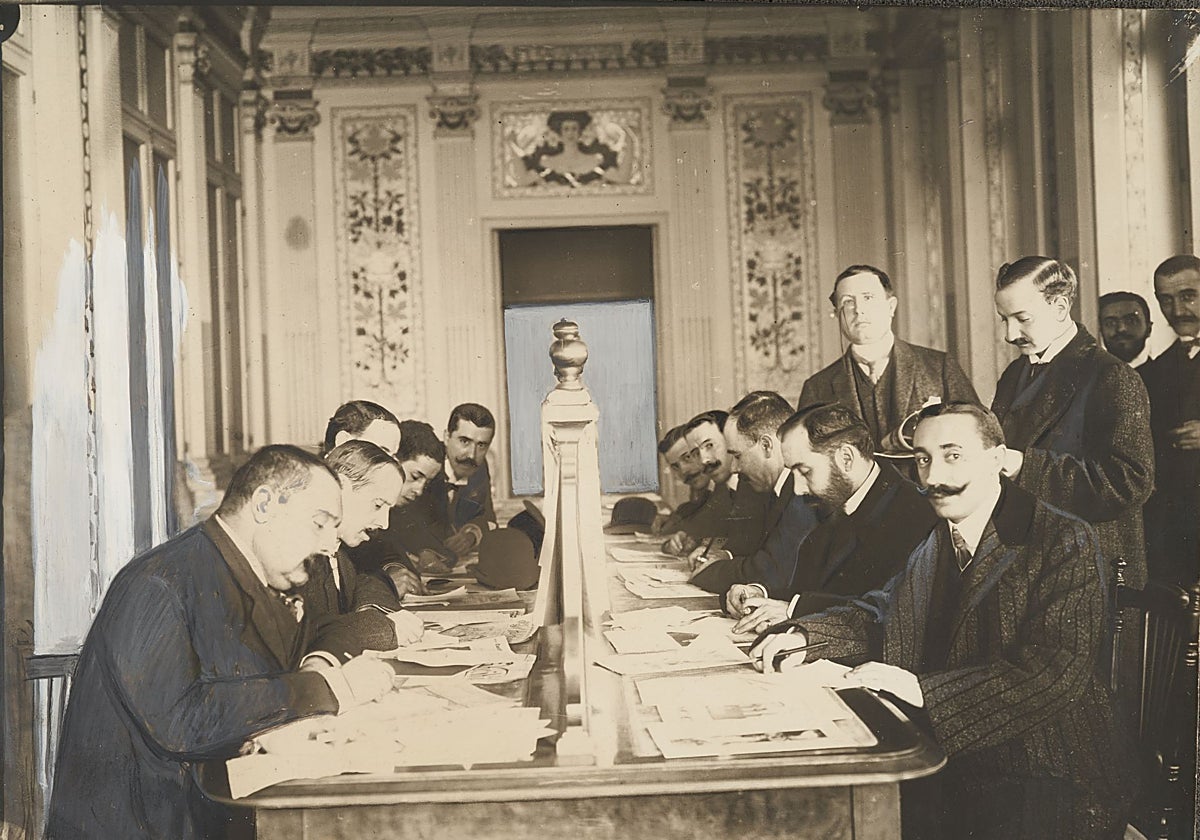 Reporteros de política, en el salón de Blanco y Negro y ABC en 1906. Azorín, de pie (primero por la izquierda)