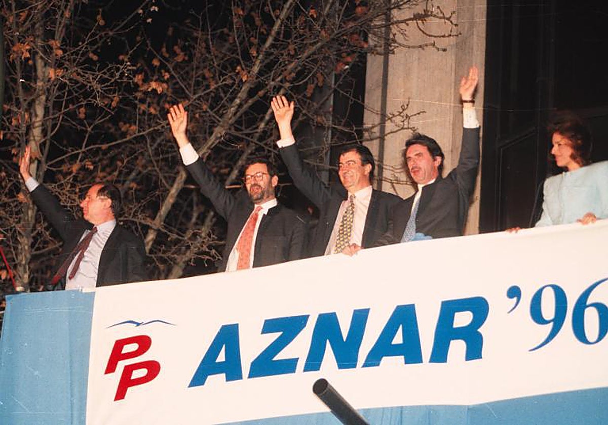 Triunfo electoral con mayoria absoluta del Partido Popular , encabezado por Jose Maria Aznar