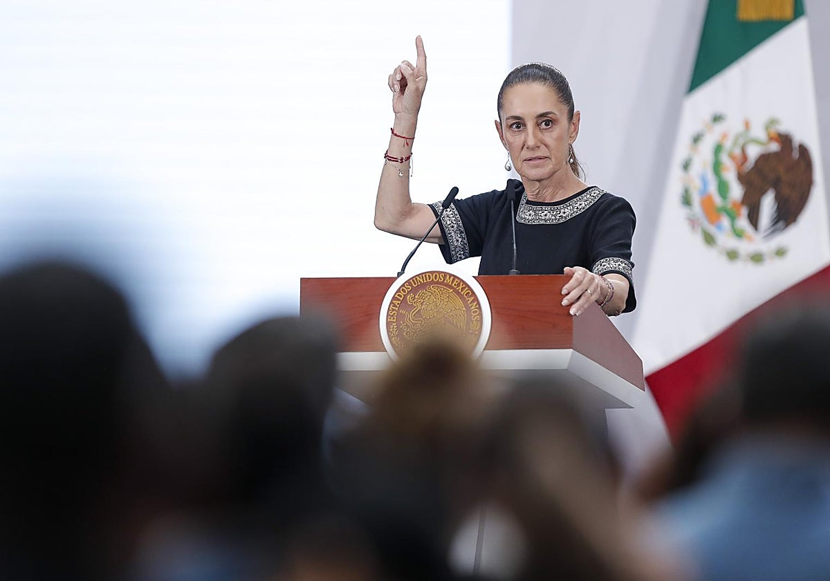 Claudia Sheinbaum habla durante una rueda de prensa