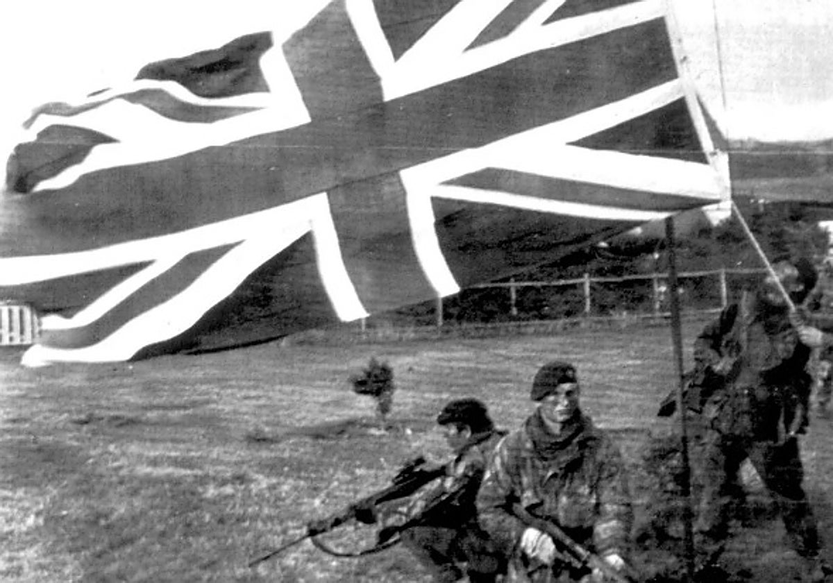 Soldados izando la bandera del Reino Unido en las Islas Malvinas