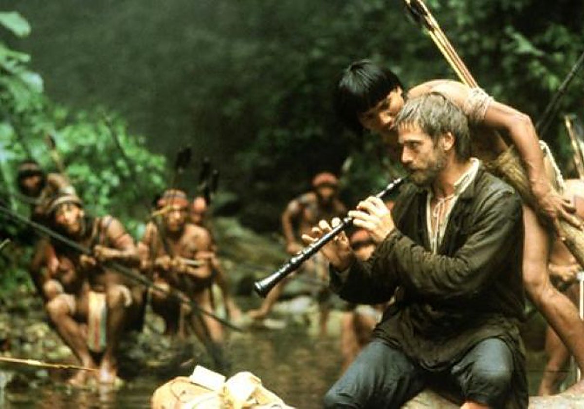 Una escena de 'La misión': el padre Gabriel toca el oboe
