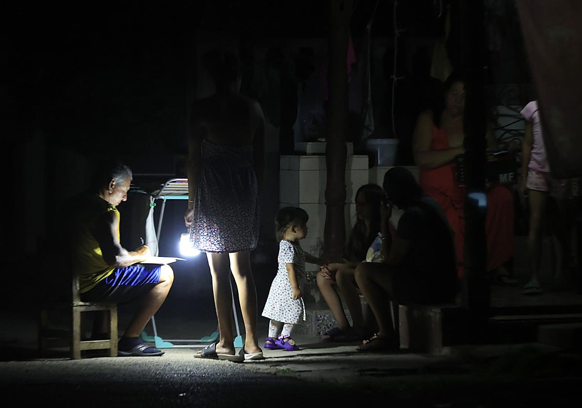Personas esperan durante un apagón en La Habana (Cuba)