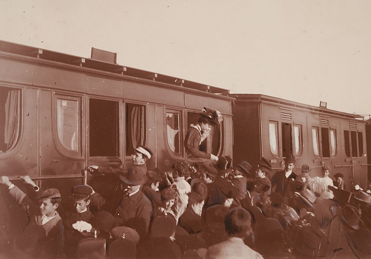 Imagen de archivo de un viaje en tren en 1906
