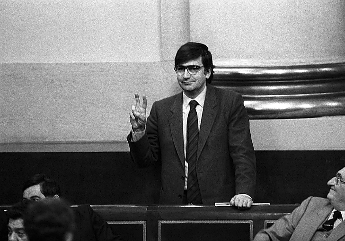 Ernest Lluch, en febrero de 1986, hace el signo de la victoria durante la sesión plenaria del Senado en la que se debatía la aprobación del proyecto de la ley de Sanidad