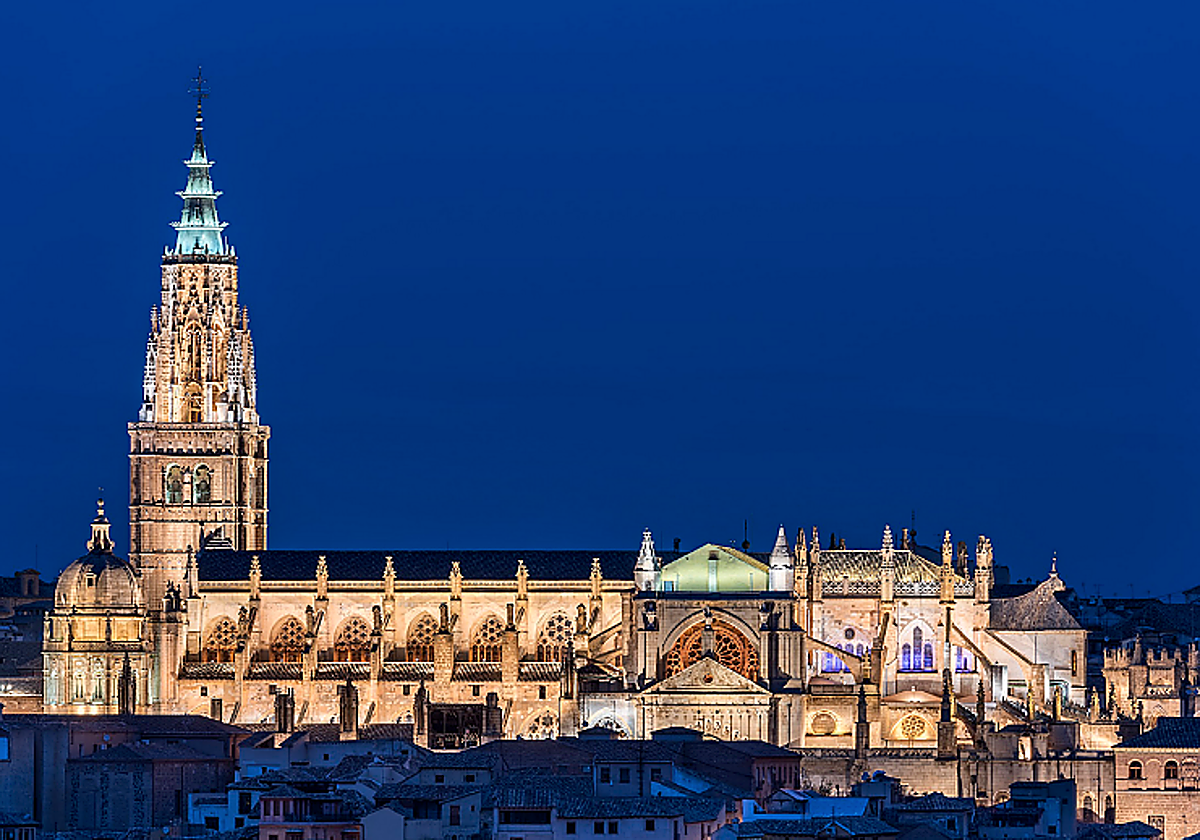 Imagen nocturna de la Catedral Primada de Santa María, Toledo