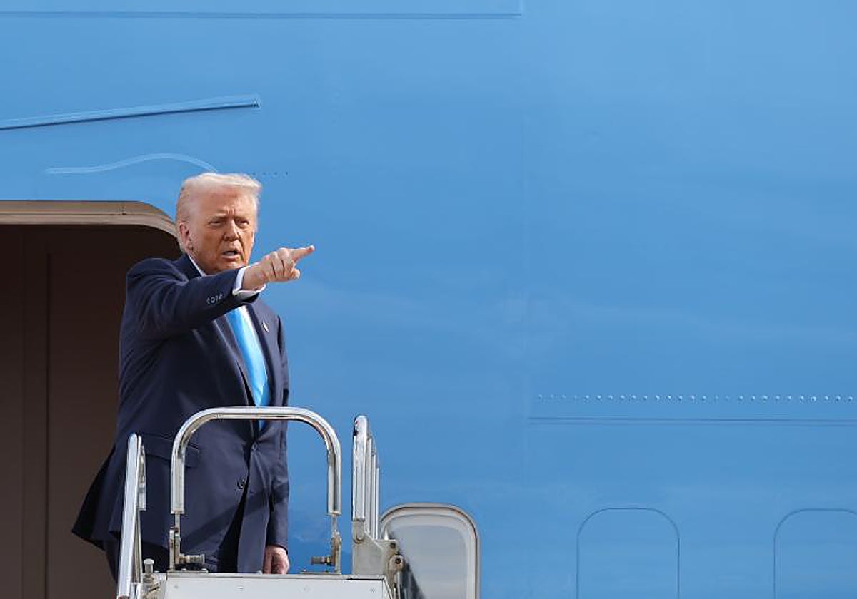 Donald Trump a la salida del avión presidencial