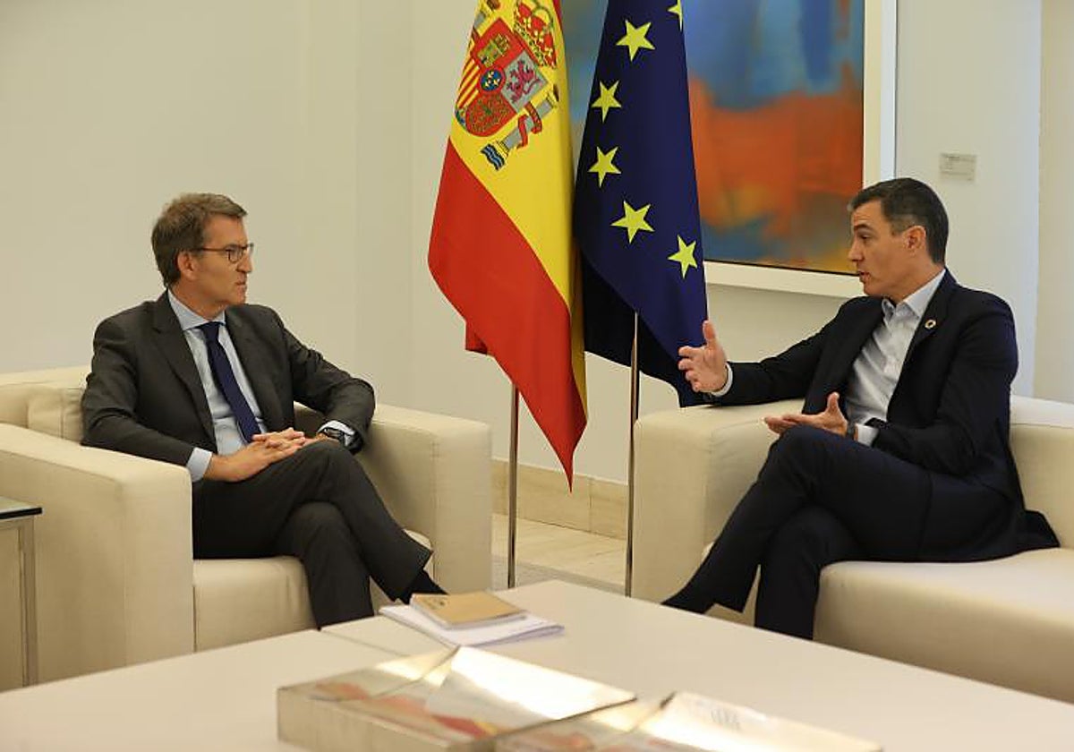 Alberto Núñez Feijóo junto a Pedro Sánchez en una de sus visitas a La Moncloa