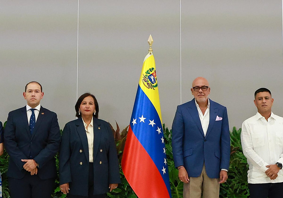 El presidente de la Asamblea Nacional de Venezuela, Jorge Rodríguez, y la exlegisladora opositora Dinorah Figuera durante la reunión