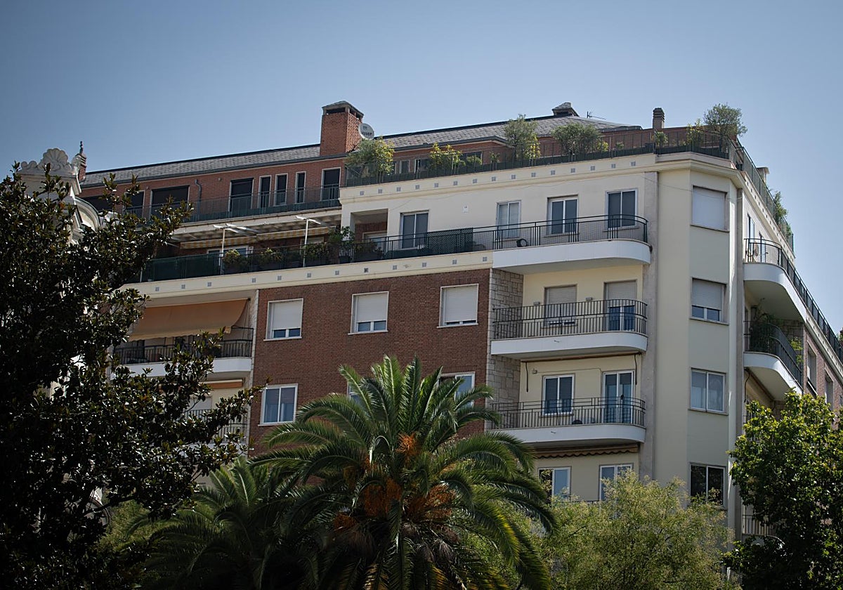 Fachada del ático en el barrio de Chamberí adquirido por la Comunidad de Madrid