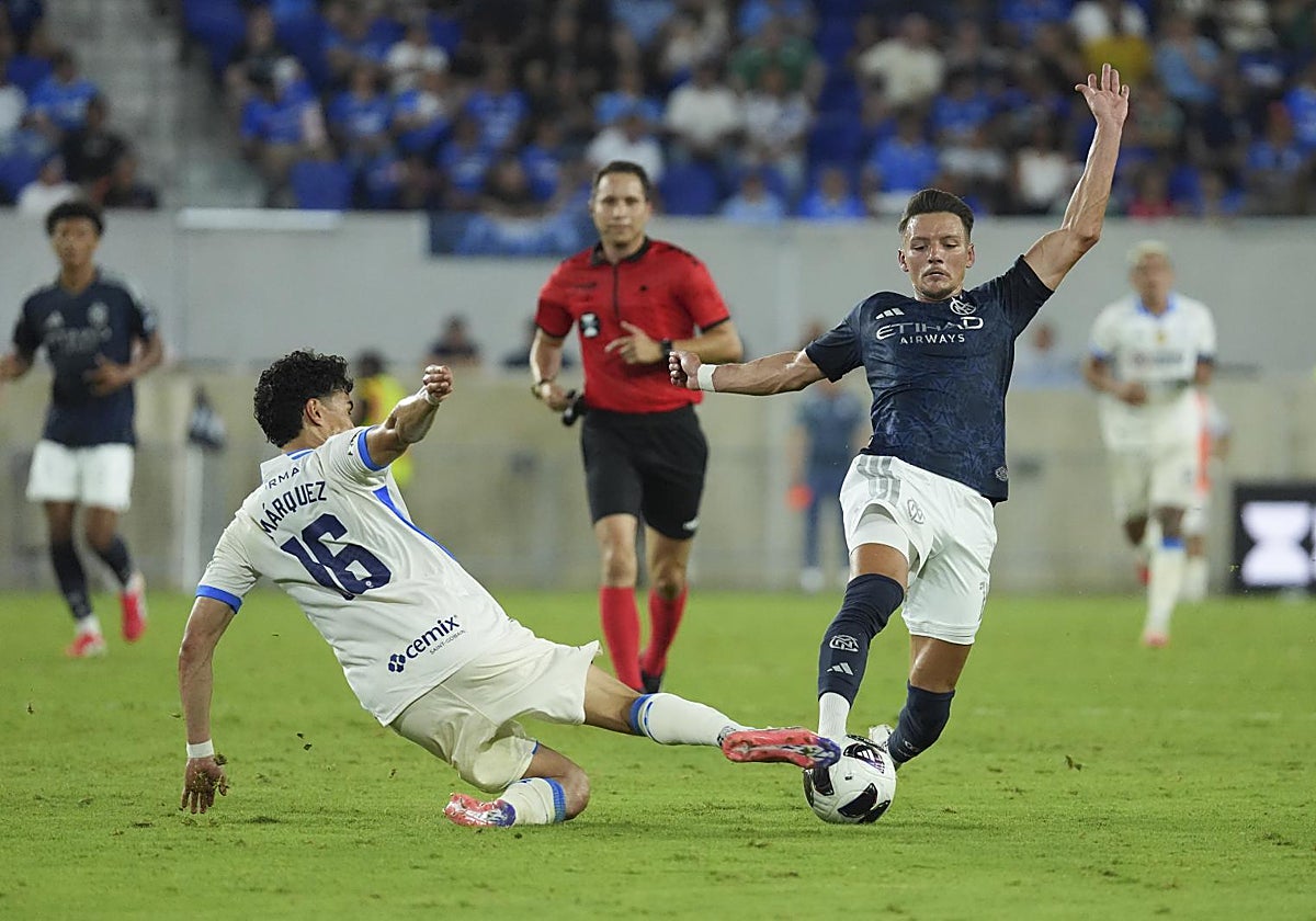 Dos jugadores disputan el balón en un partido.