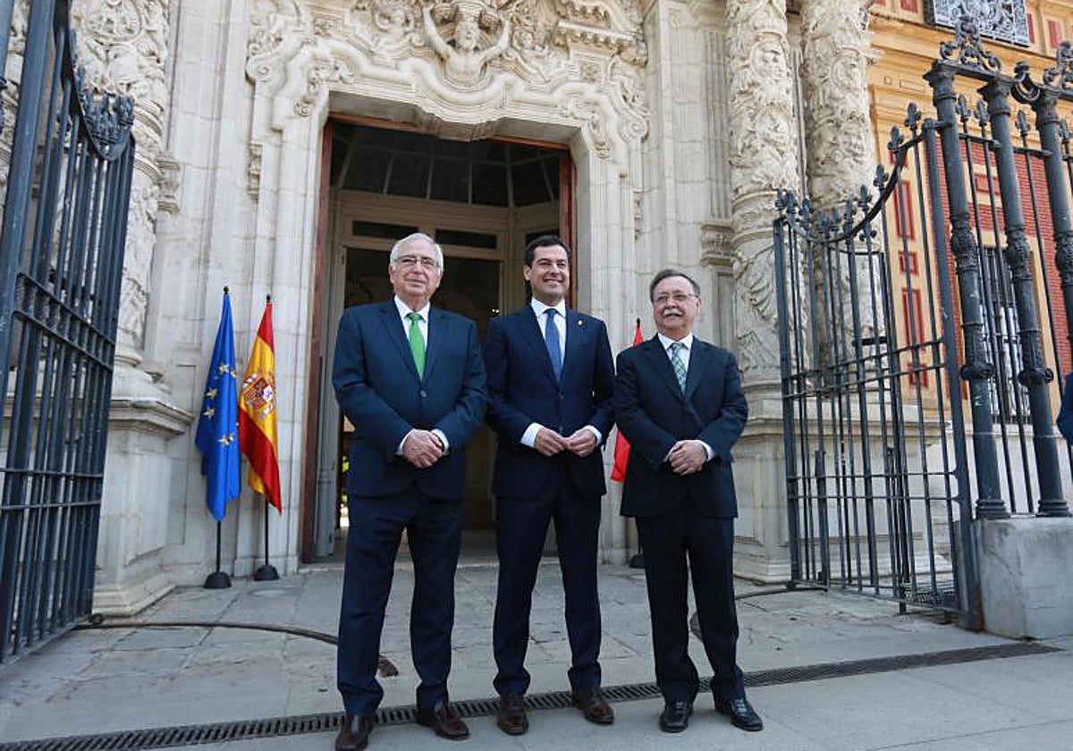 Los presidentes de Melilla, Juan José Imbroda, y de Ceuta, Juan Jesús Vivas, con el presidente de la Junta de Andalucía, Juan Manuel Moreno Bonilla en abril de 2019 en el palacio de San Telmo en Sevilla.