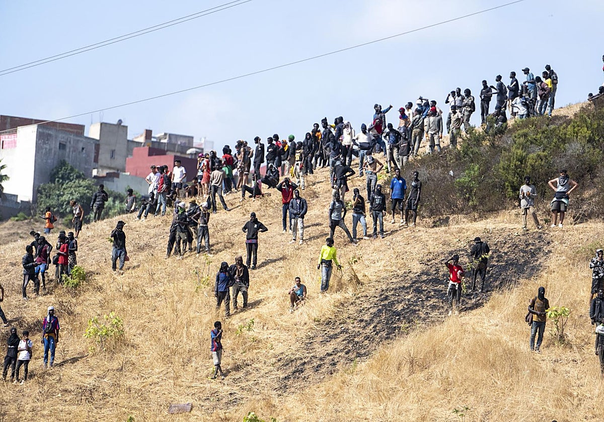 Cientos de inmigrantes campan por Ceuta tras cruzar la frontera del Tarajal