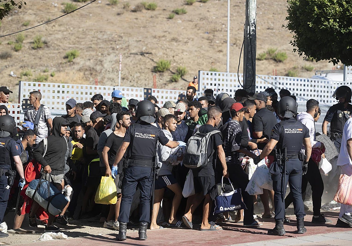 Decenas de inmigrantes en una calle de Ceuta