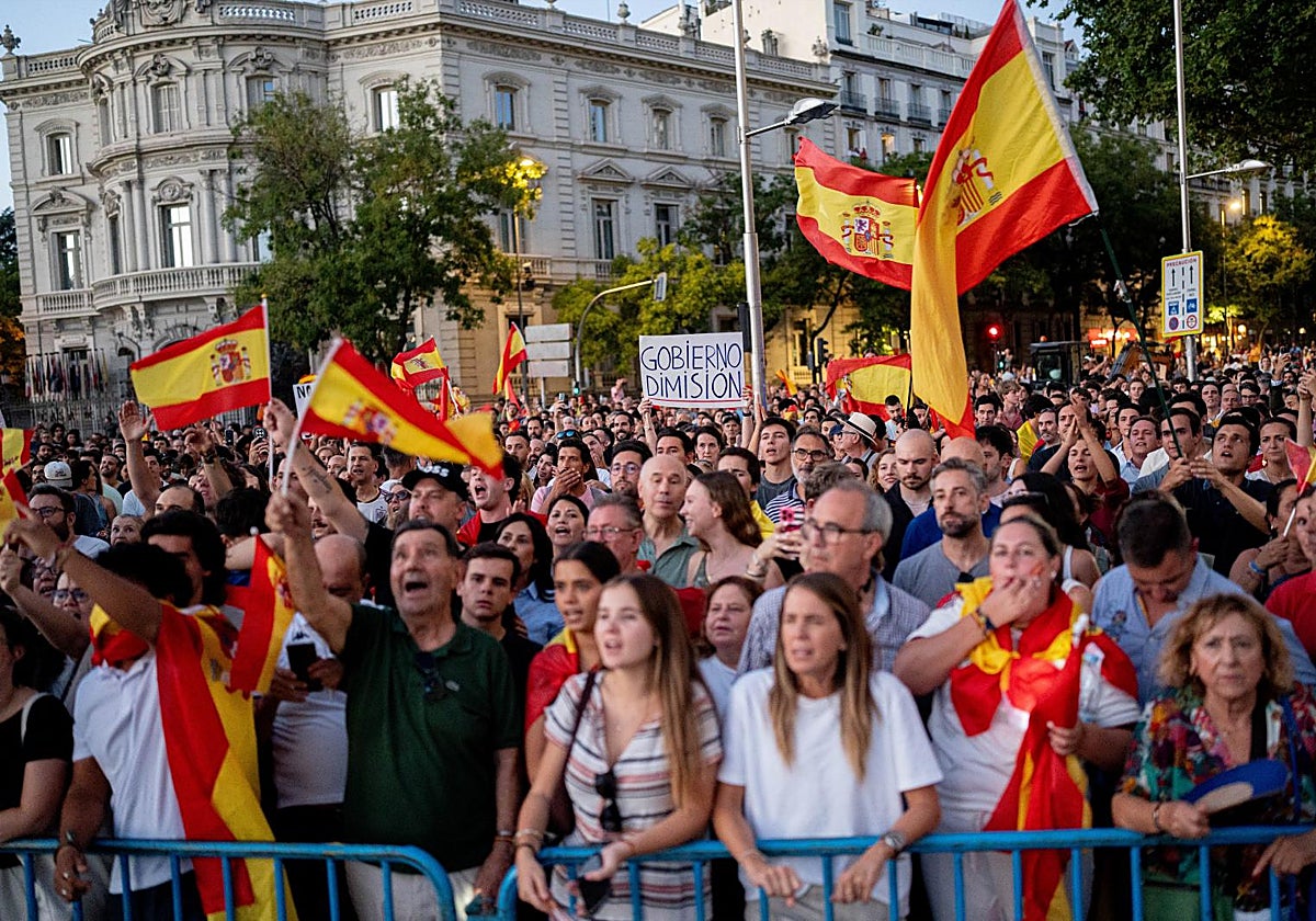 Madrid se concentra en apoyo a la población ceutí