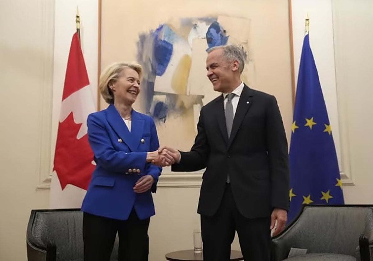 La presidenta de la Comisión Europea, Ursula von der Leyen, y el primer ministro de Canadá, Mark Carney