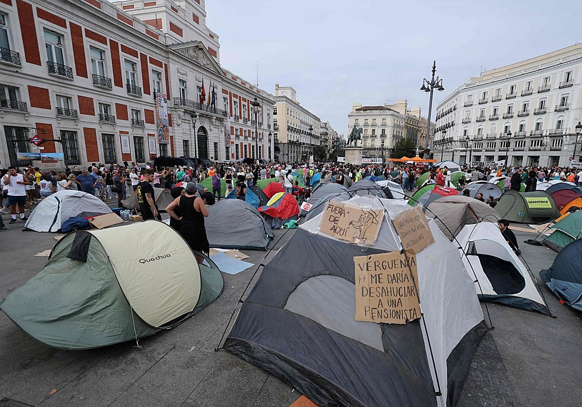 Manifestantes acampan en la plaza de Sol (Madrid) para protestar contra los desahucios y la crisis de la vivienda