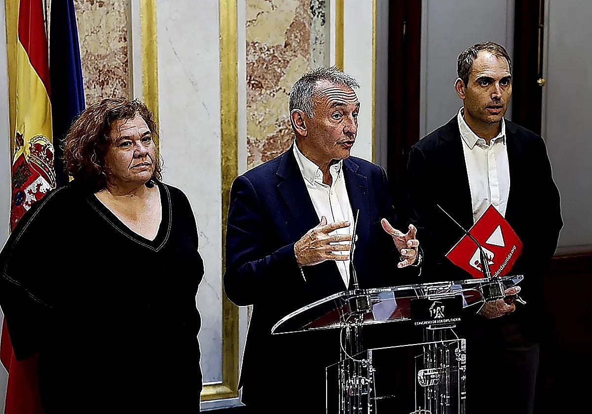 Los diputados Engracia Rivera (Sumar), Enrique Santiago y Toni Valero (ambos del Partido Comunista), artífices de la enmienda a la ley educativa que en realidad pretende blindar la 'ley de nietos', hablando desde el escritorio del Congreso.
