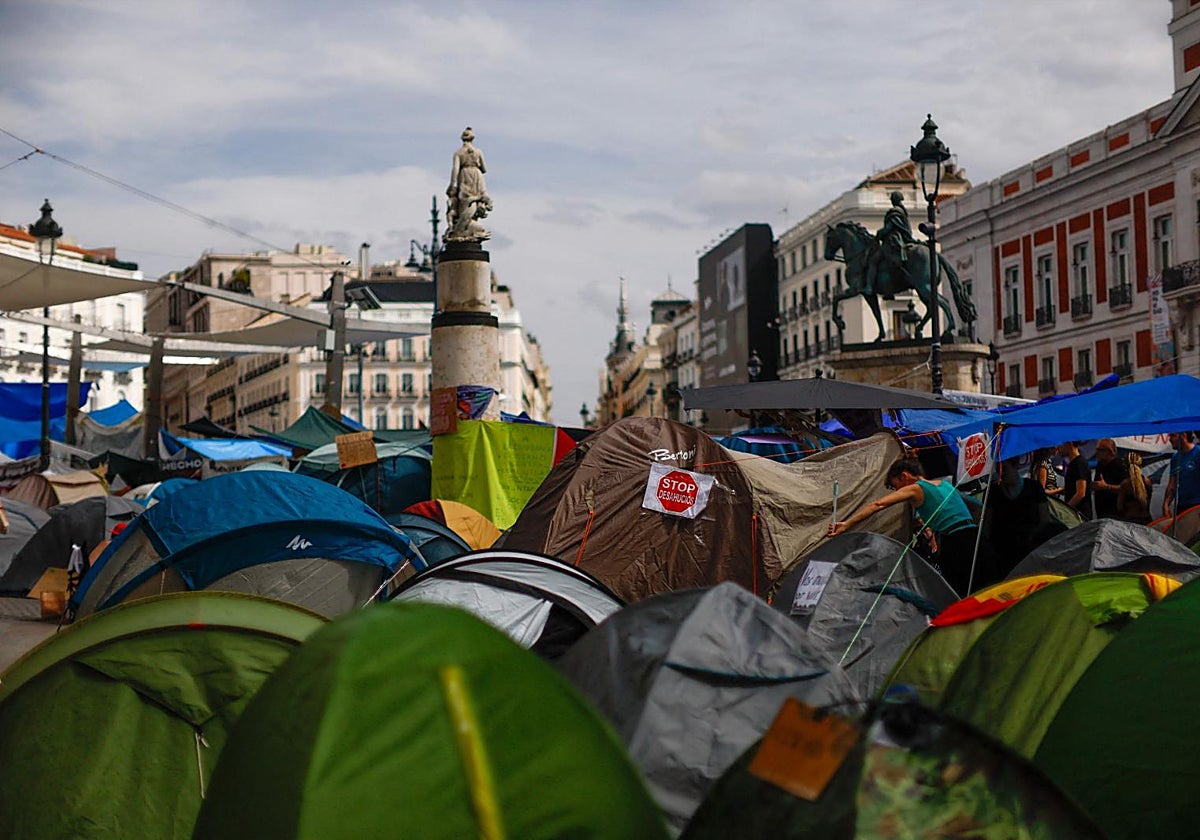 Centenas de manifestantes acampan en la Puerta del Sol (Madrid)