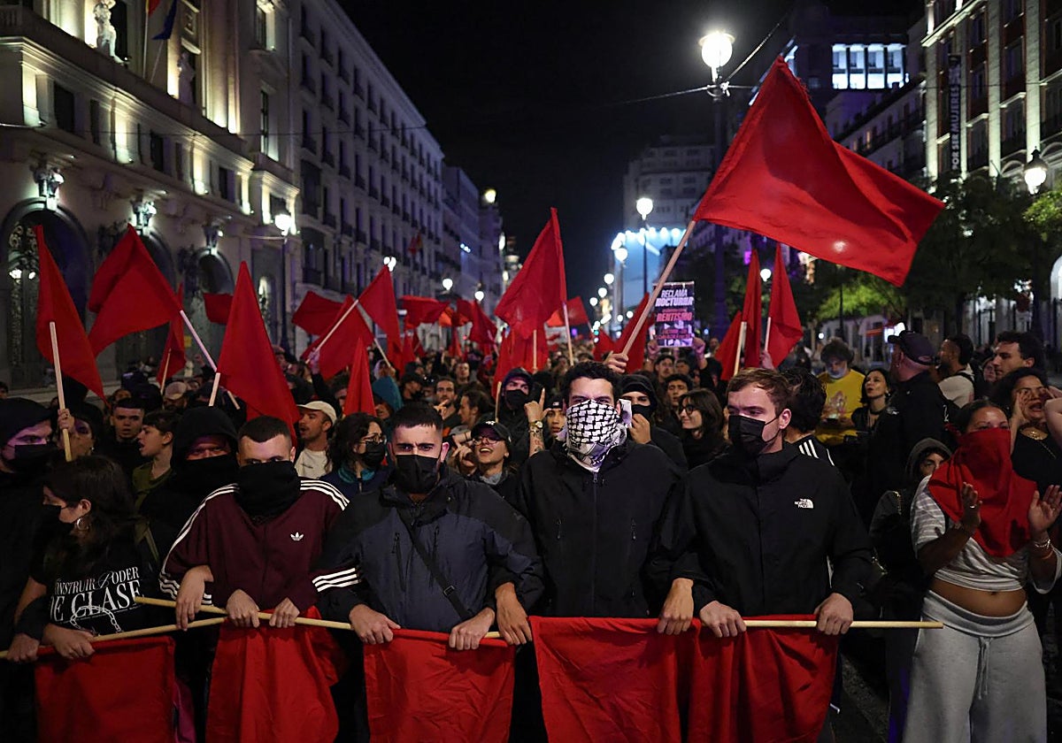 Manifestación de los acampados en la Puerta de Sol, anoche, en las cercanías del Congreso