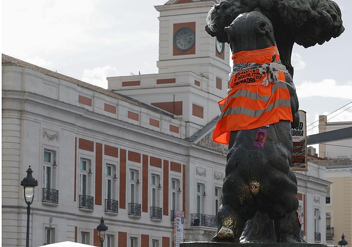 El Oso y el Madroño, vandalizado en la Puerta del Sol por los acampados