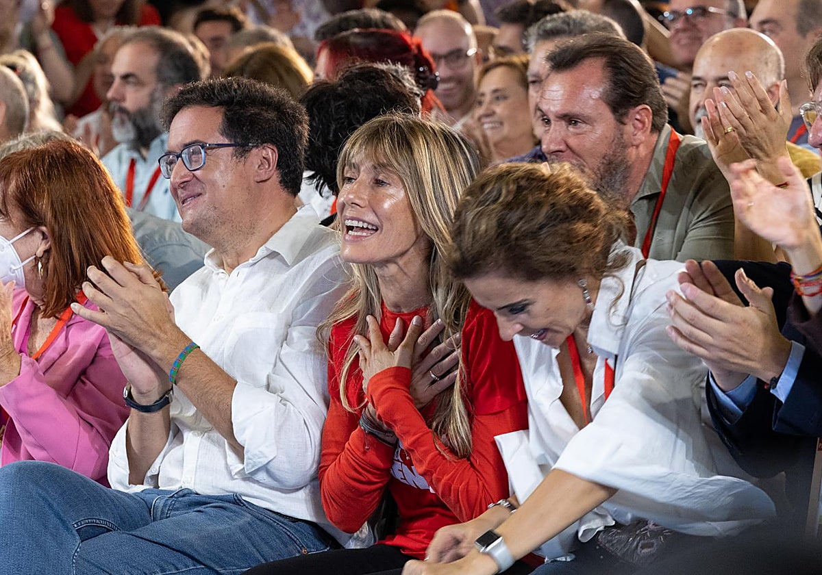 Begoña Gómez responde con un gesto al «te quiero» pronunciado por su marido