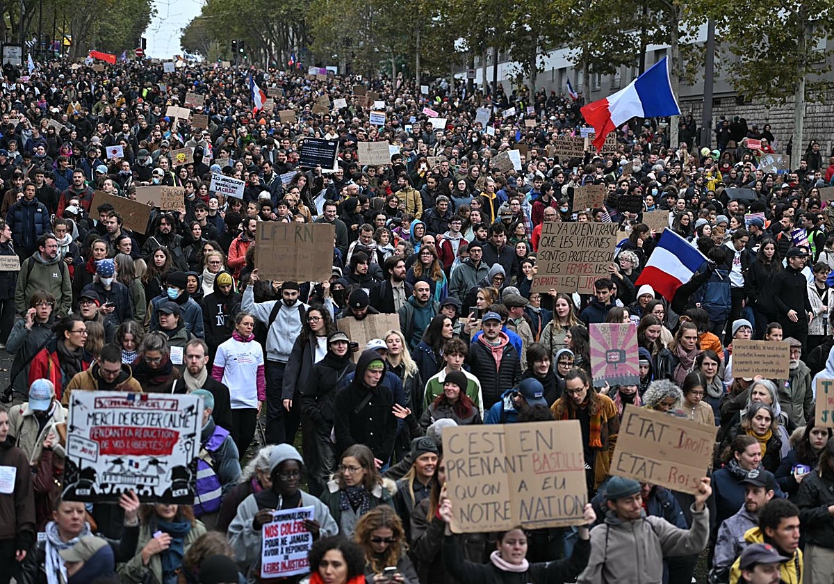 Manifestantes protestan por el coste de la vida en París (Francia)