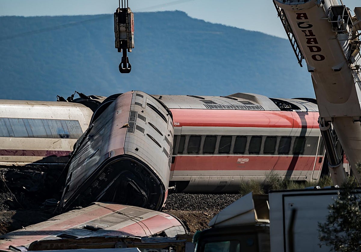 Vagones descarrilados en el accidente ferroviario en Urda