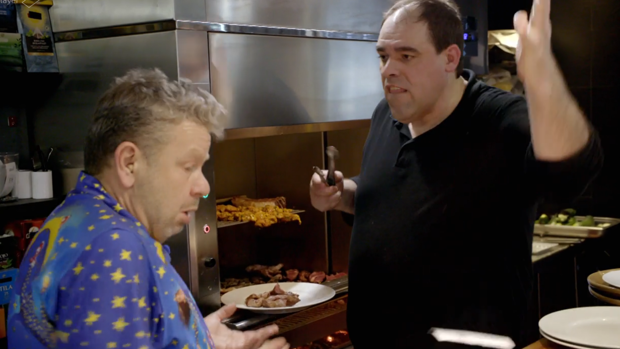 La pesadilla más dura de Alberto Chicote: a golpes, un pollo que huele a muerto y pis de rata en el techo