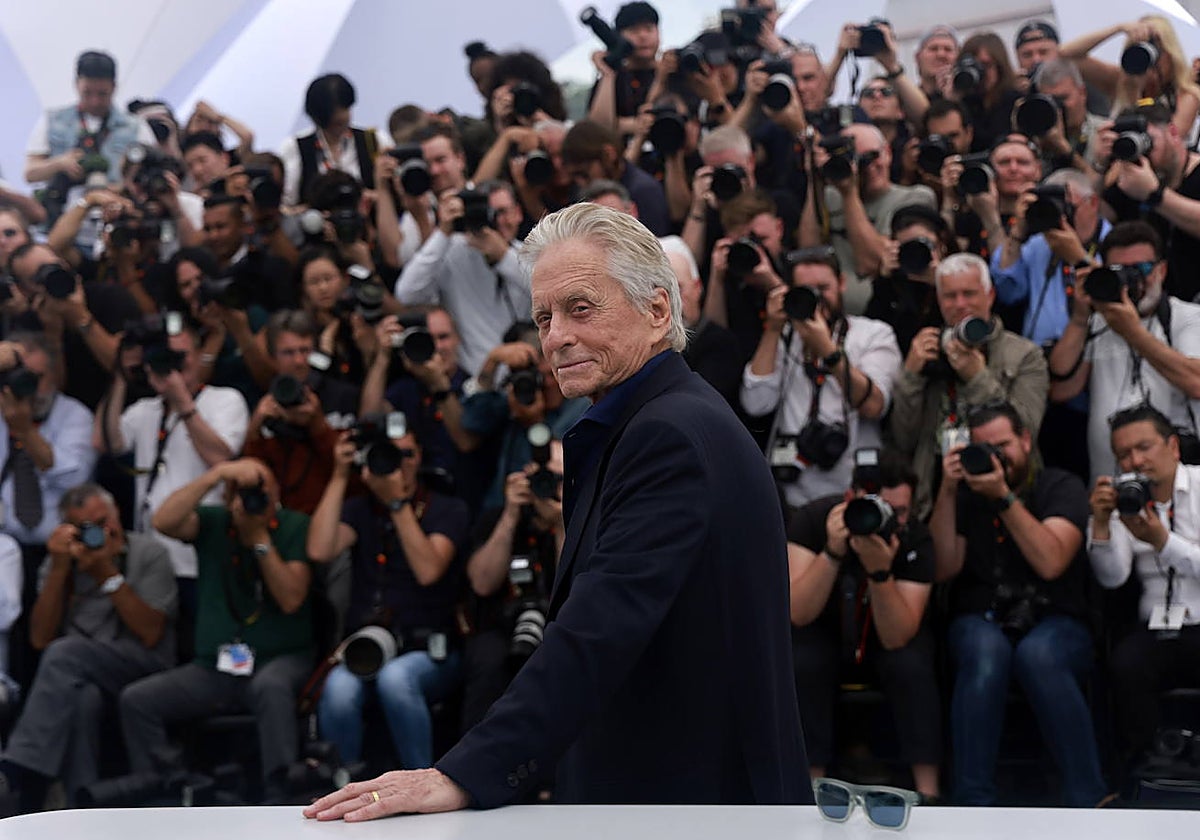 Michael Douglas posa frente a la prensa antes de recibir la Palma de Oro de Honor