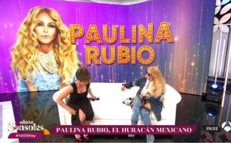 Imagen principal - Paulina Rubio mostró las bragas en un descuido en 'Y ahora Sonsoles'.